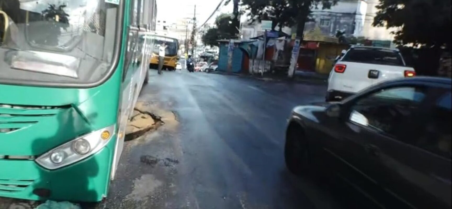 Ônibus fica preso em buraco no bairro de Sussuarana