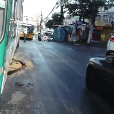 Ônibus fica preso em buraco no bairro de Sussuarana