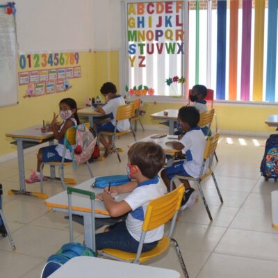 Pandemia retira mais de 650 mil crianças da escola no Brasil