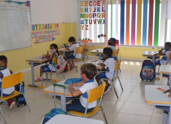 Pandemia retira mais de 650 mil crianças da escola no Brasil