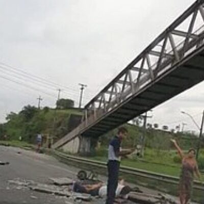 Por falta de manutenção, passarela desaba em Salvador e deixa feridos
