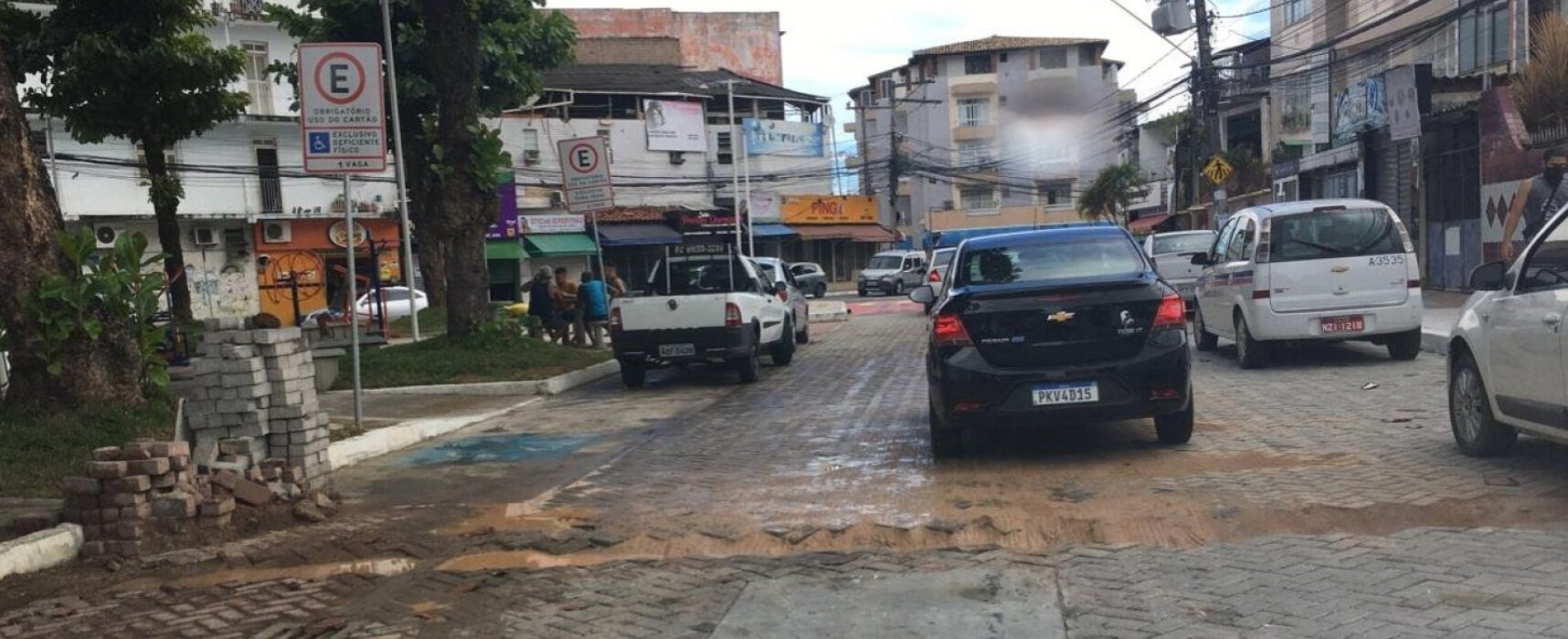 Praça recém inaugurada em Pernambués já tem crateras em asfalto novo