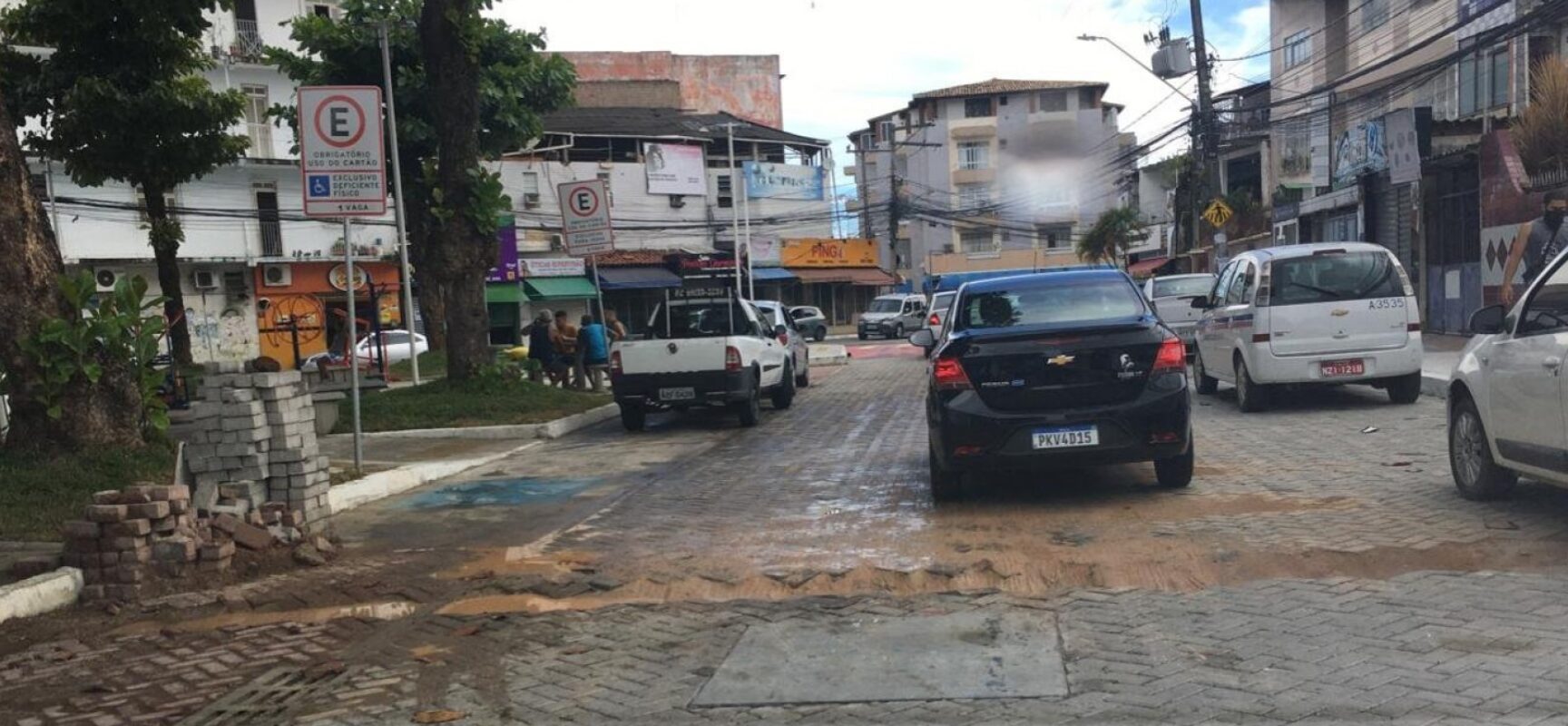 Praça recém inaugurada em Pernambués já tem crateras em asfalto novo