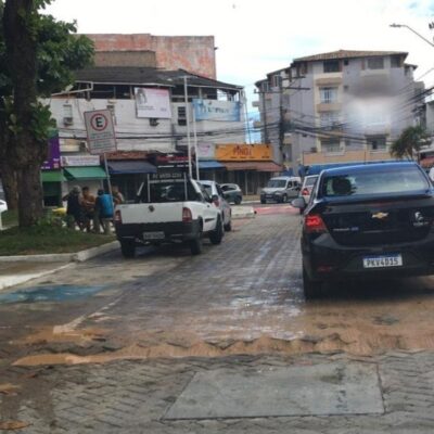Praça recém inaugurada em Pernambués já tem crateras em asfalto novo