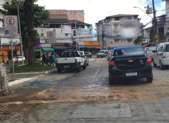 Praça recém inaugurada em Pernambués já tem crateras em asfalto novo