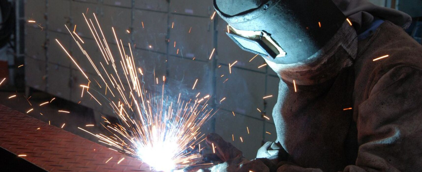 Produção industrial fecha 2021 com alta em 9 de 15 locais pesquisados