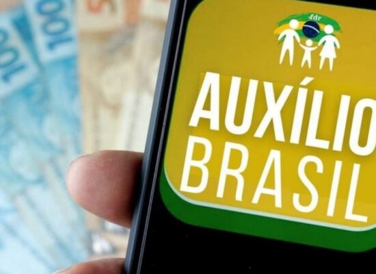 Renda extra de R$ 400 do Auxílio Brasil será paga a partir de segunda