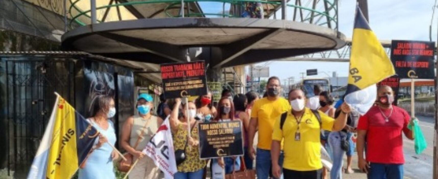 Trabalhadores terceirizados em escolas públicas de Salvador fazem protesto