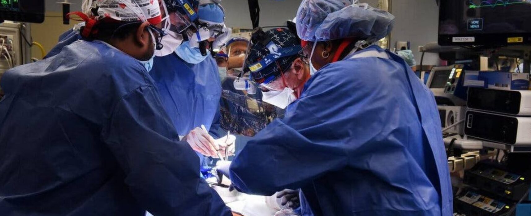 Americano que recebeu transplante de coração de porco morre dois meses após operação