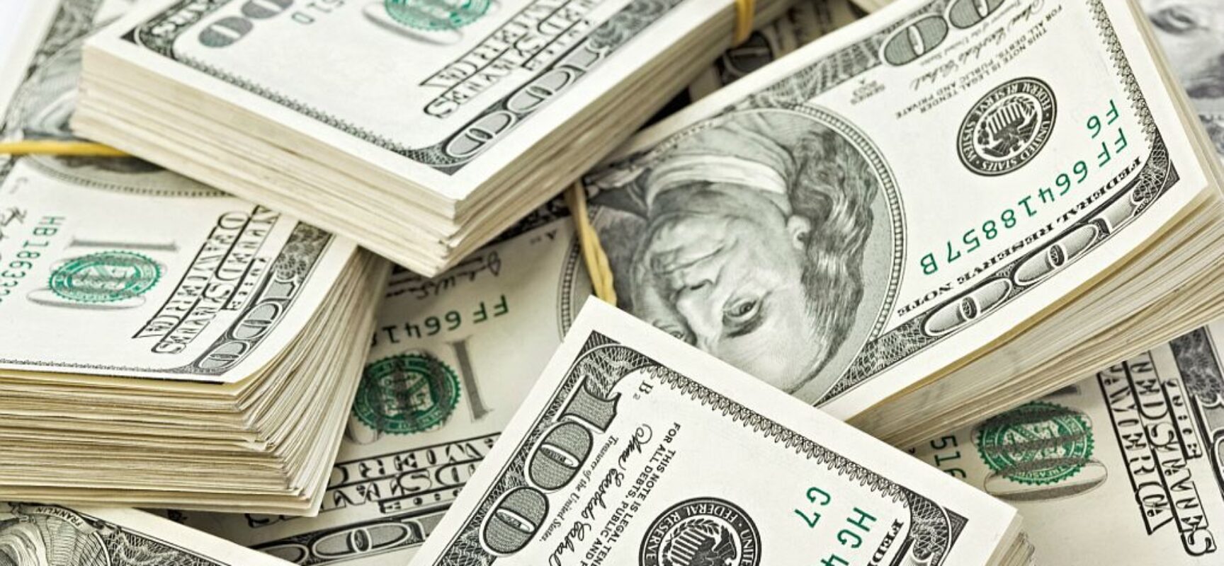 Dólar é negociado abaixo dos R$ 5 nesta quarta-feira (9)