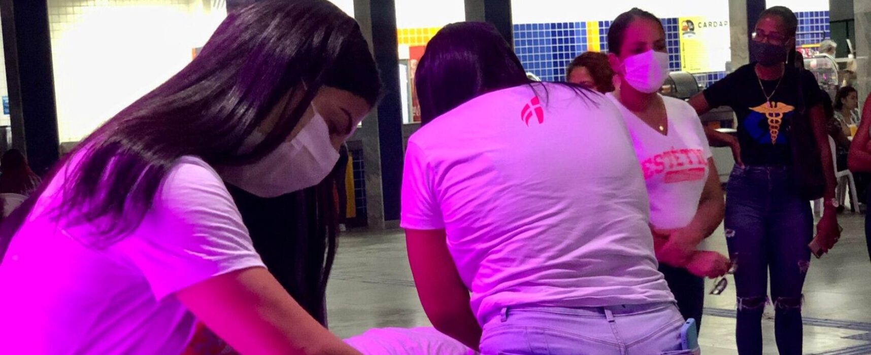 Faculdade de Ilhéus homenageia mulheres com brindes e massoterapia