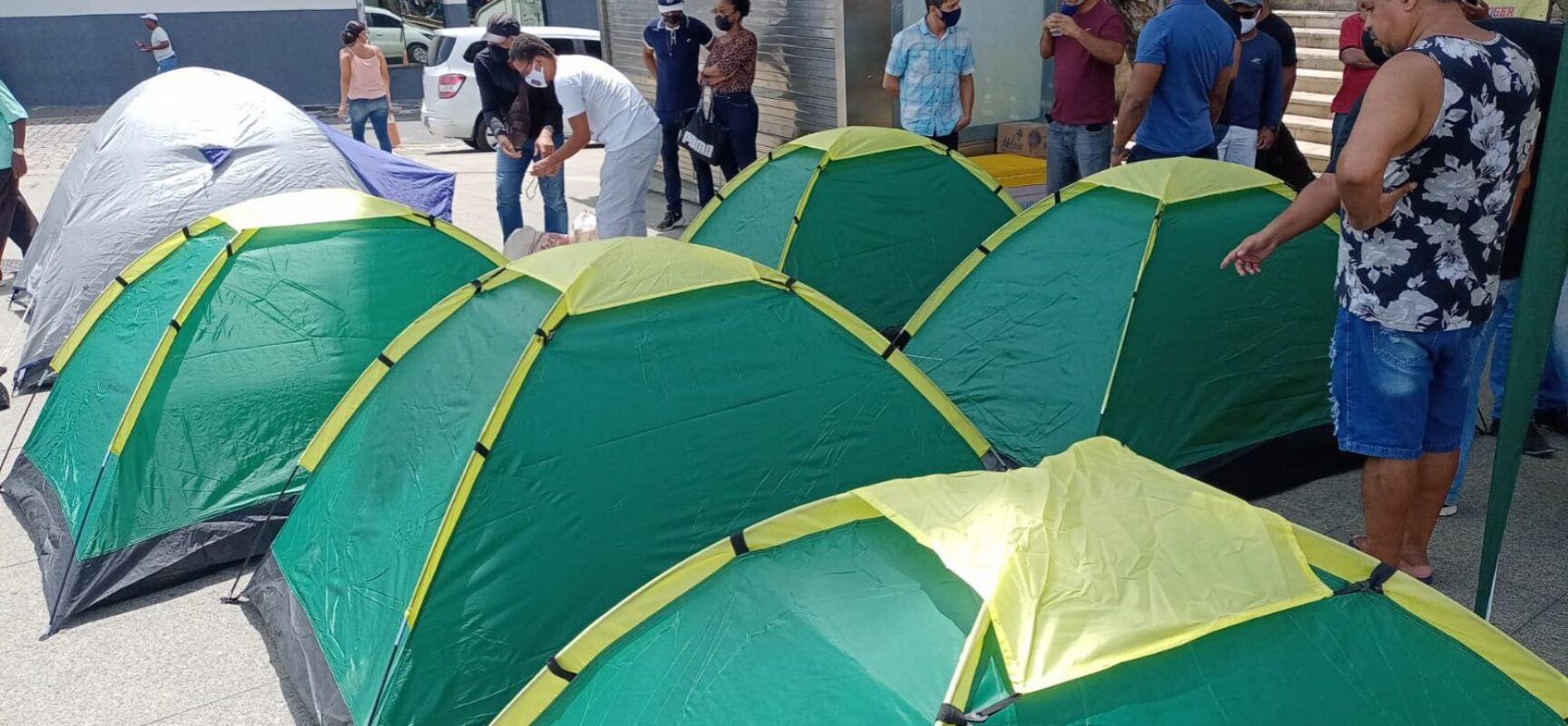 Guardas municipais acampam em frente à prefeitura e pedem plano de carreira