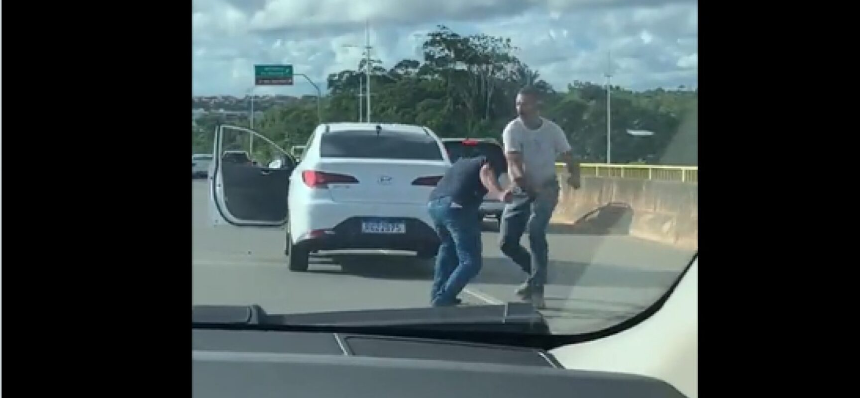 Homens descem do carro em avenida para trocar socos; veja vídeo