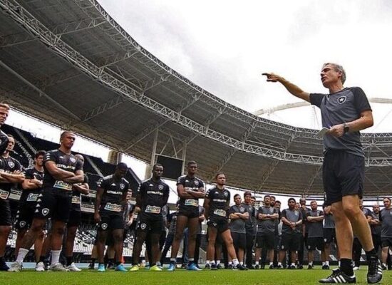 Luís Castro é apresentado oficialmente como novo técnico do Botafogo
