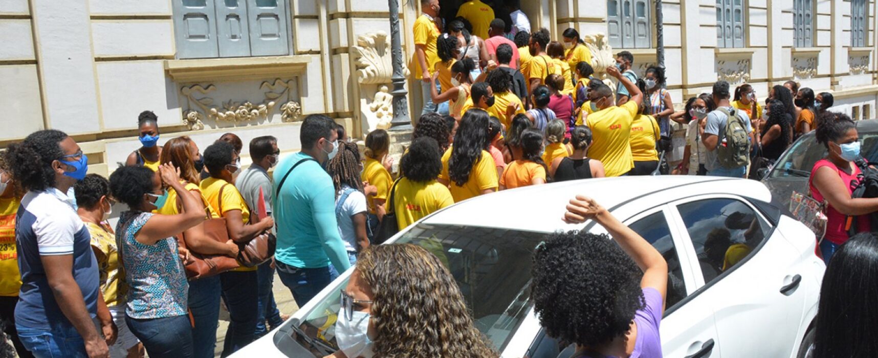 Manifestação de professores em Feira é reprimida com gás de pimenta; Prefeitura fala em vandalismo