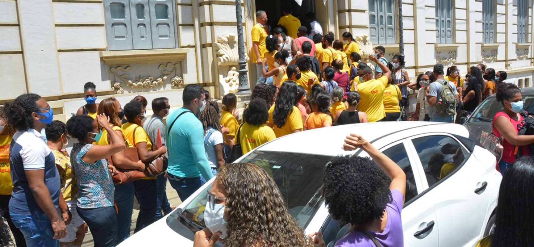 Manifestação de professores em Feira é reprimida com gás de pimenta; Prefeitura fala em vandalismo