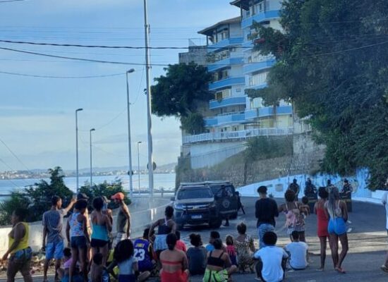 Moradores da Gamboa protestam após morte de jovem durante confronto com a PM