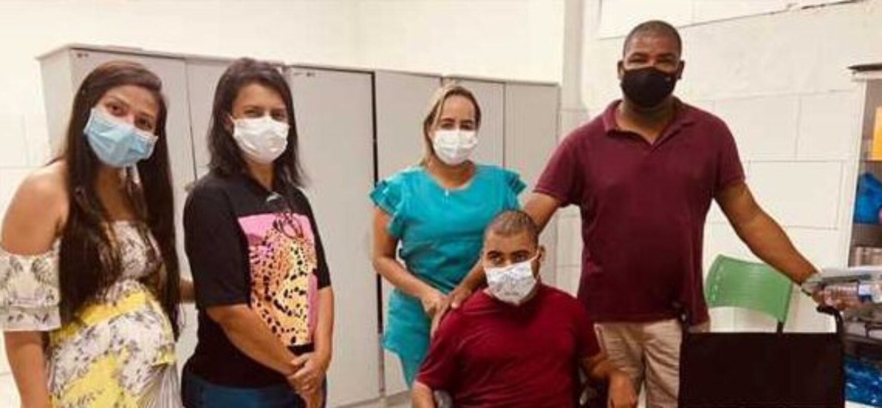 Prefeitura de Ilhéus retoma entrega de cadeiras de rodas para pacientes do NAE