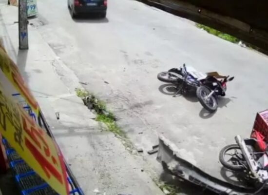 Sem habilitação, mulher perde controle de veículo e invade calçada em Itabuna