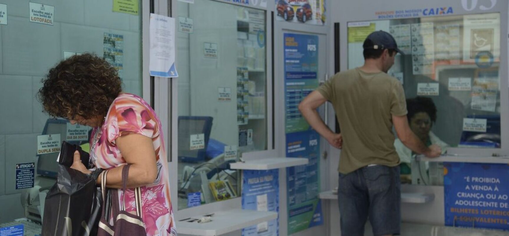 Trabalhadores poderão sacar até R$ 1 mil de contas do FGTS