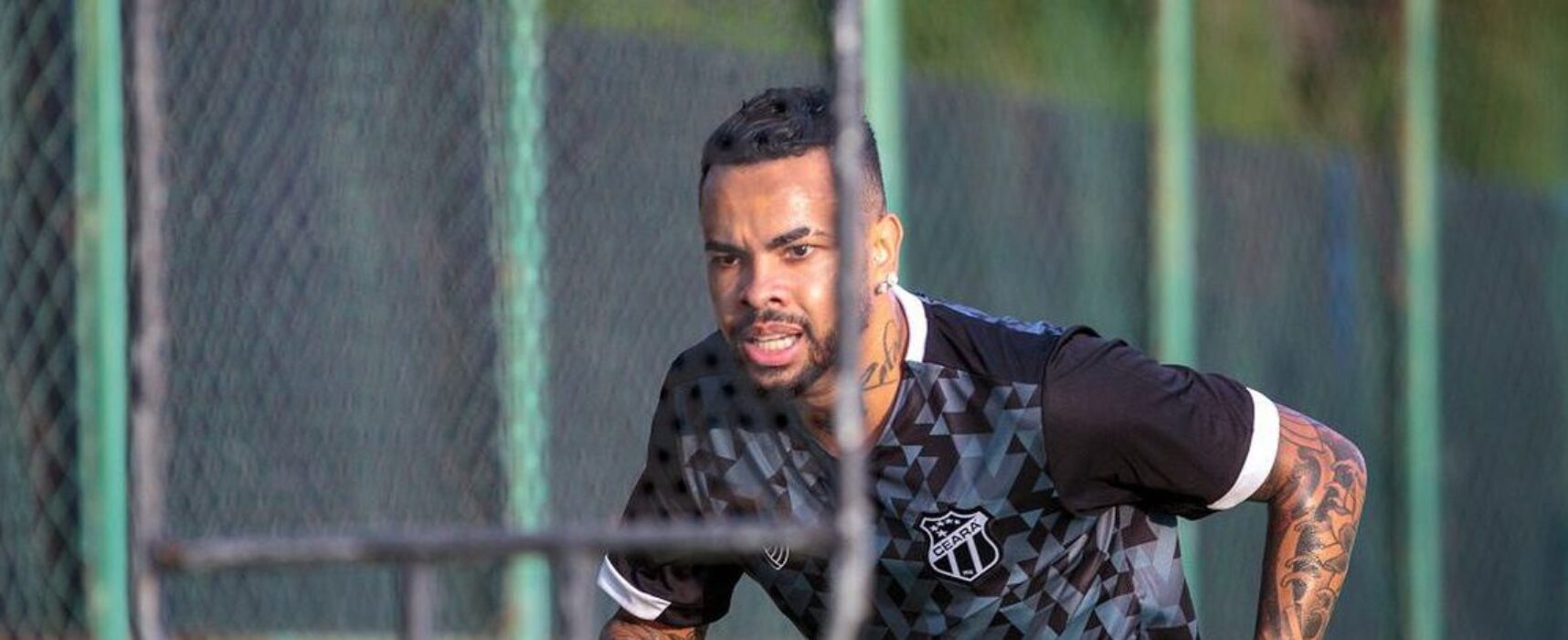 TRANSFERÊNCIA: Ceará apresenta o atacante Dentinho
