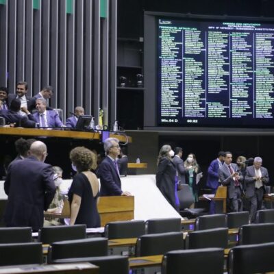 Câmara aprova MP que cria benefício extra a quem recebe o Auxílio Brasil
