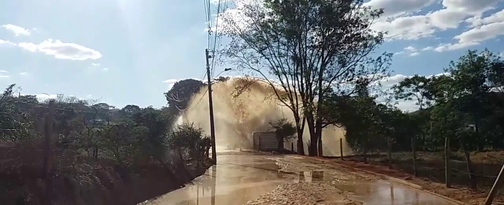 Embasa faz uso nesta quinta-feira (07) de explosivos para implantação de rede coletora de esgoto em Ilhéus