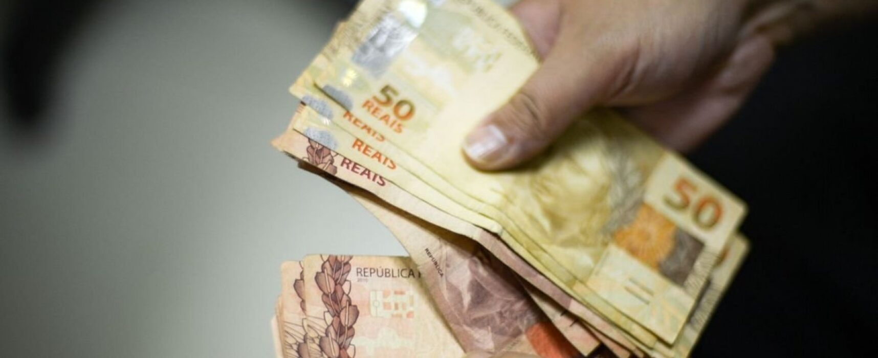 Governo propõe salário mínimo de R$ 1.294 para 2023
