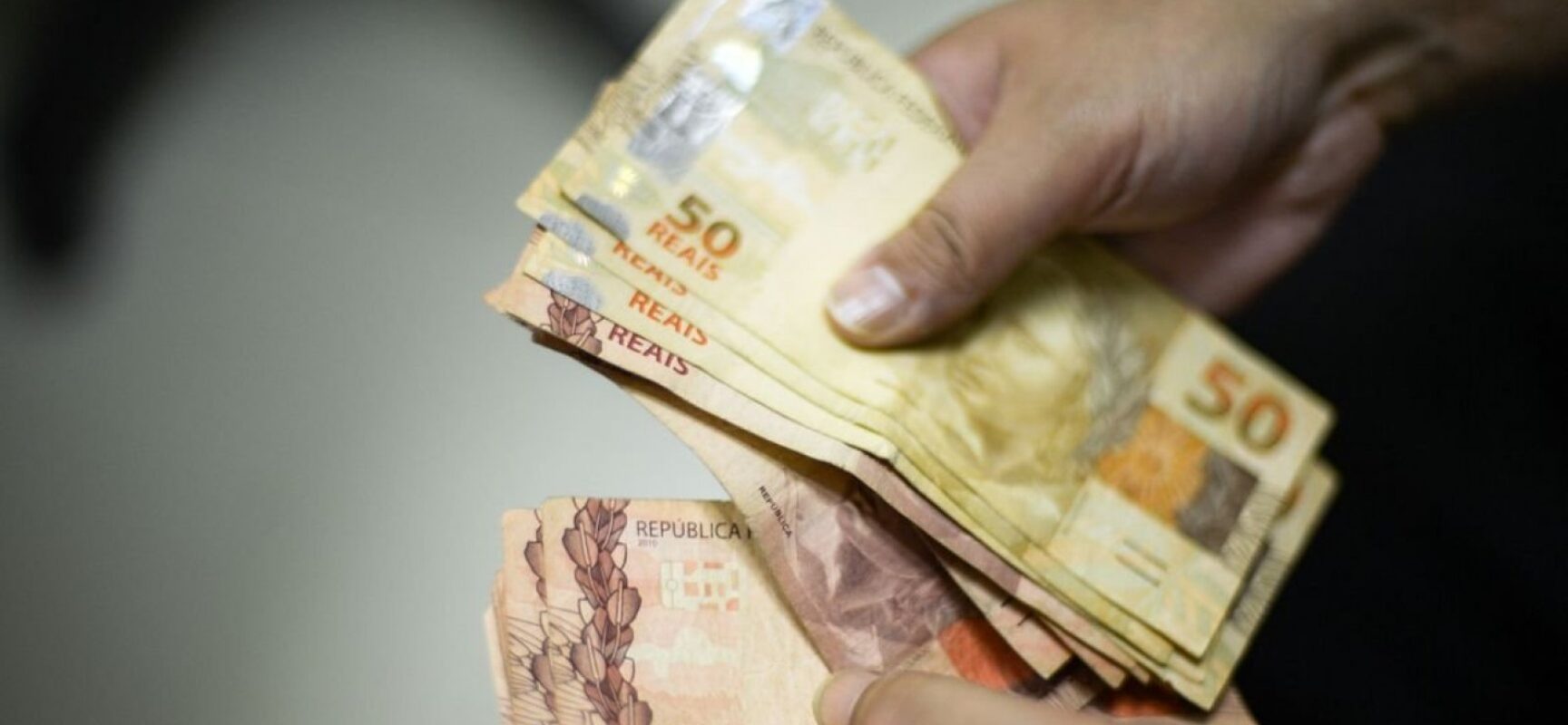 Governo propõe salário mínimo de R$ 1.294 para 2023