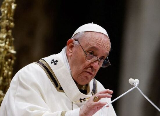 Lembrem-se da guerra e dos pobres, diz papa na véspera de Natal