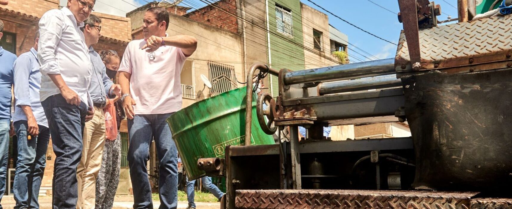 Prefeito Augusto Castro vistoria obras de requalificação em três bairros de Itabuna