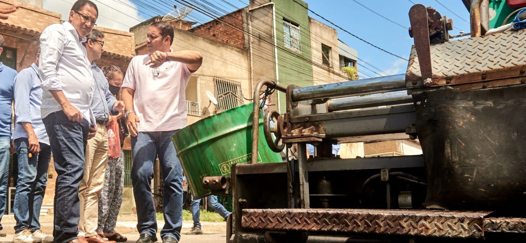Prefeito Augusto Castro vistoria obras de requalificação em três bairros de Itabuna