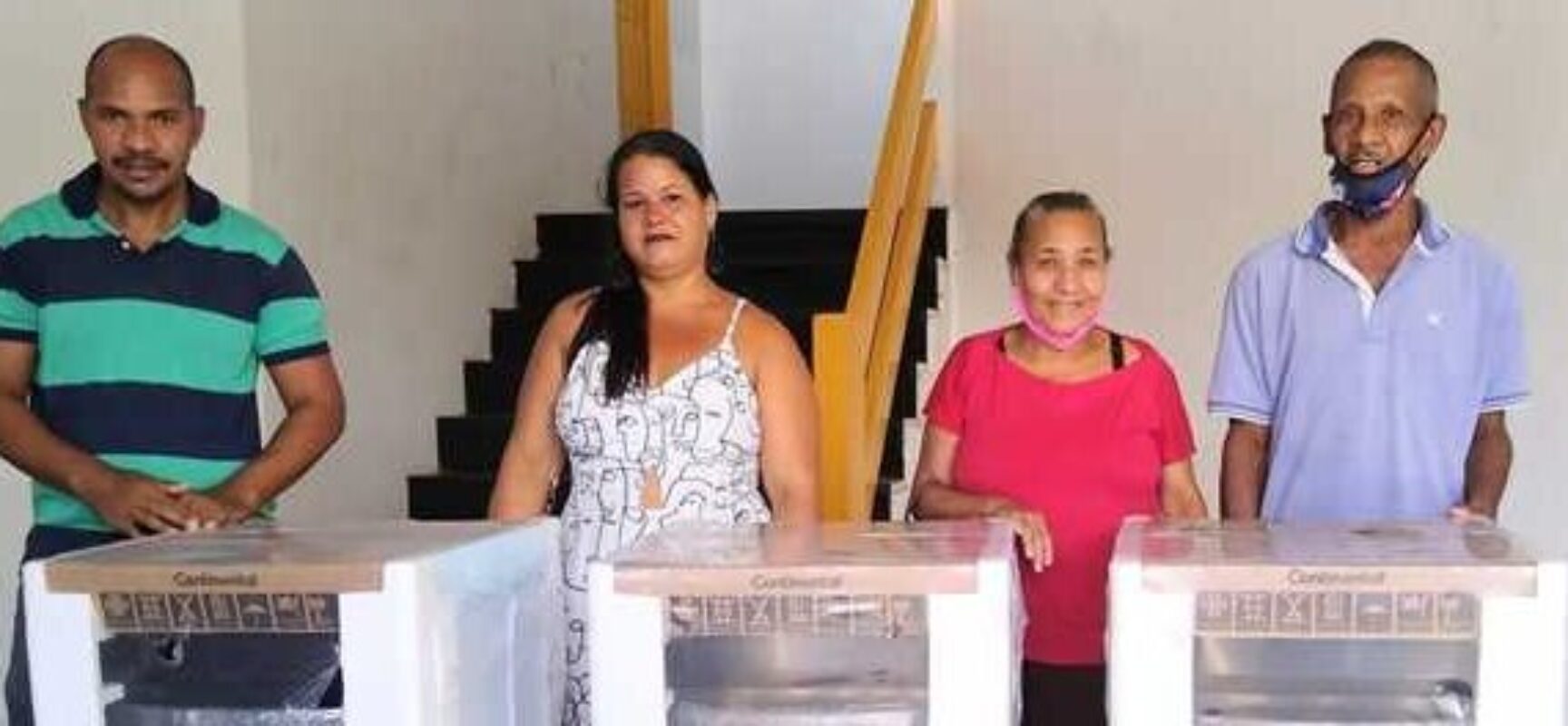 Prefeitura de Ilhéus e FNN entregam eletrodoméstico para famílias afetadas pelas chuvas
