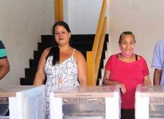 Prefeitura de Ilhéus e FNN entregam eletrodoméstico para famílias afetadas pelas chuvas