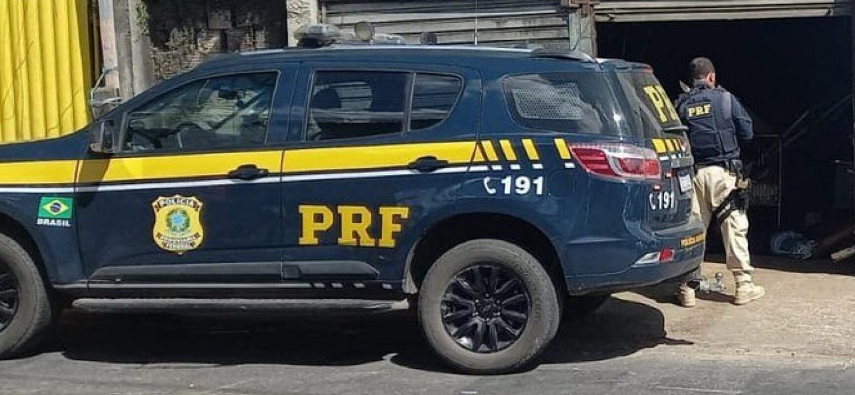 Quarteto é preso após furtar defensas metálicas da BR 324, em Salvador Quarteto é preso após furtar defensas metálicas da BR 324, em Salvador