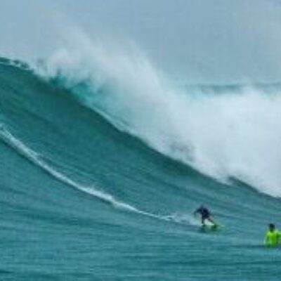 Surfistas baianos disputam a premiação da maior onda