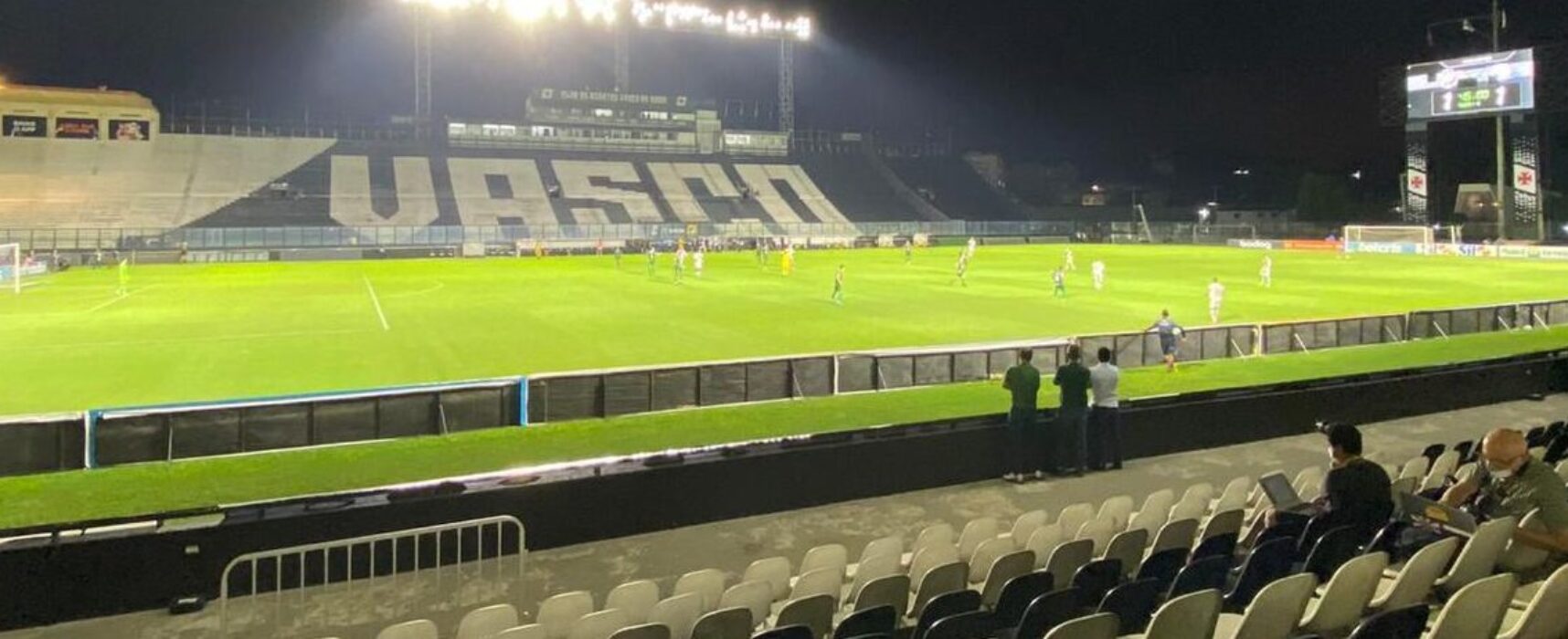 Vasco recebe Ponte Preta em busca da primeira vitória na Série B