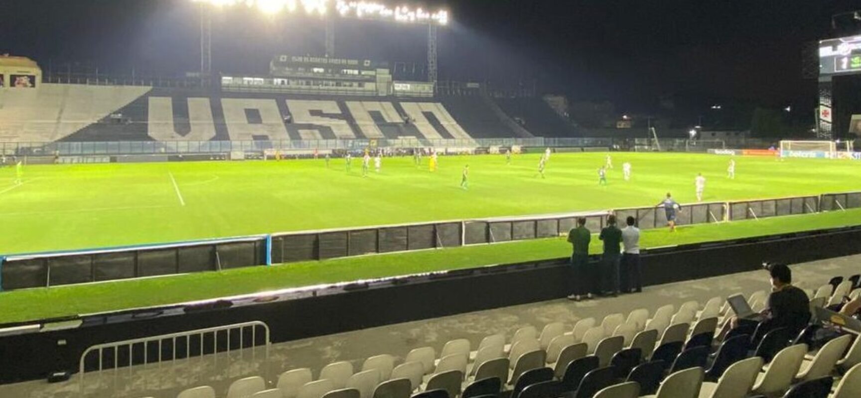 Vasco recebe Ponte Preta em busca da primeira vitória na Série B