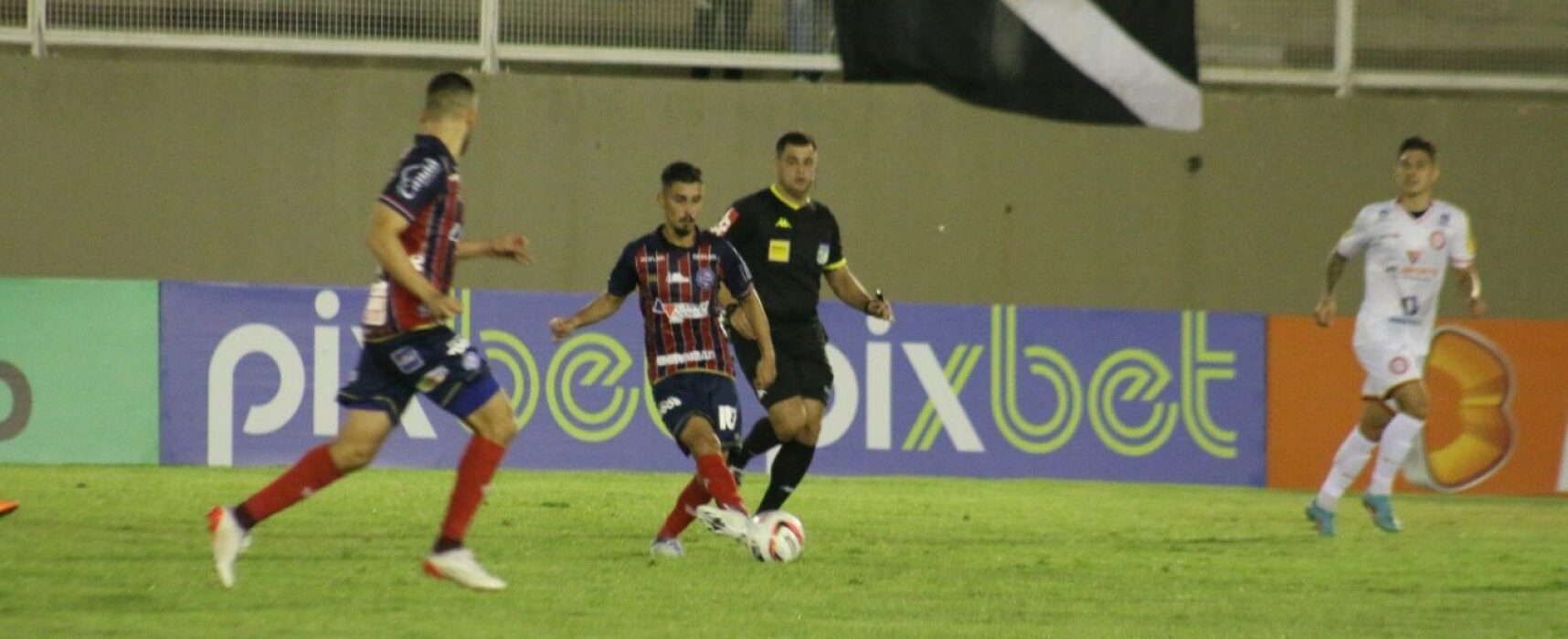 Bahia perde para o lanterna da Série B e se afasta ainda mais da liderança
