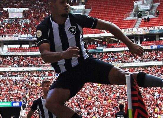 Botafogo vence Flamengo, quebra tabu e sobe na tabela do Brasileiro