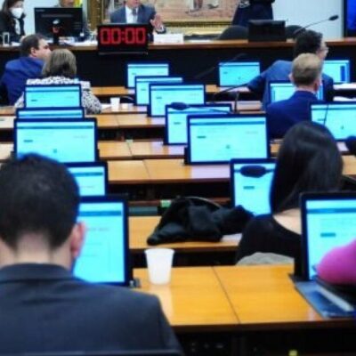 CCJ da Câmara começa a discutir projeto de mensalidade em universidades, mas adia votação