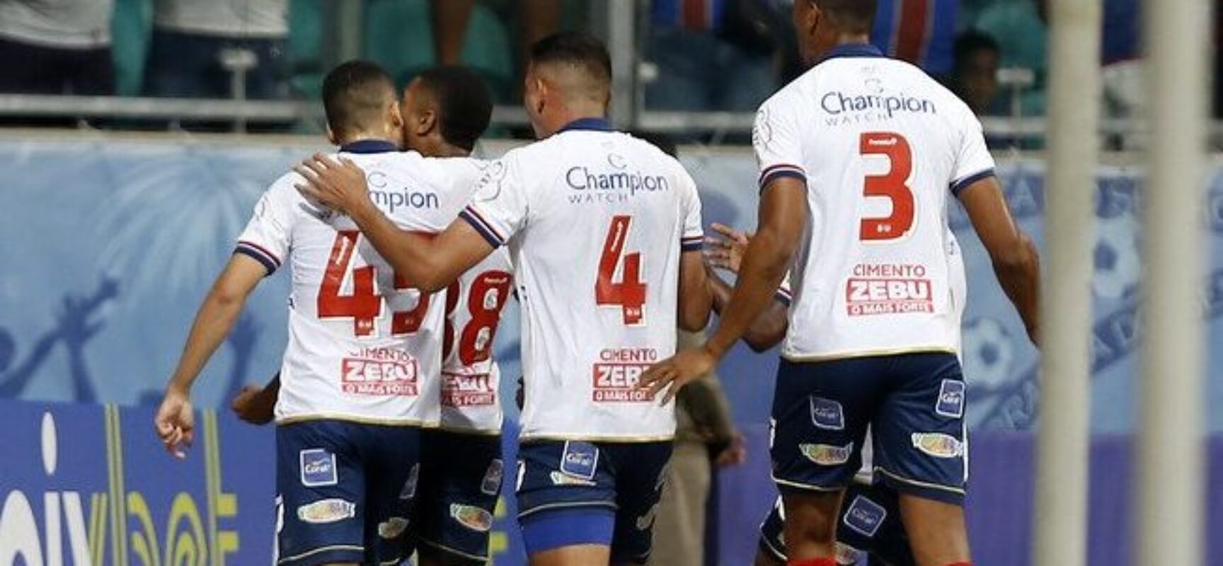Com dois de Davó, Bahia vence Ponte Preta e recupera liderança da Série B