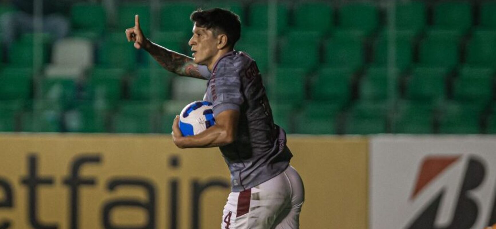 Fluminense vence por 10 a 1, mas cai na Sul-Americana