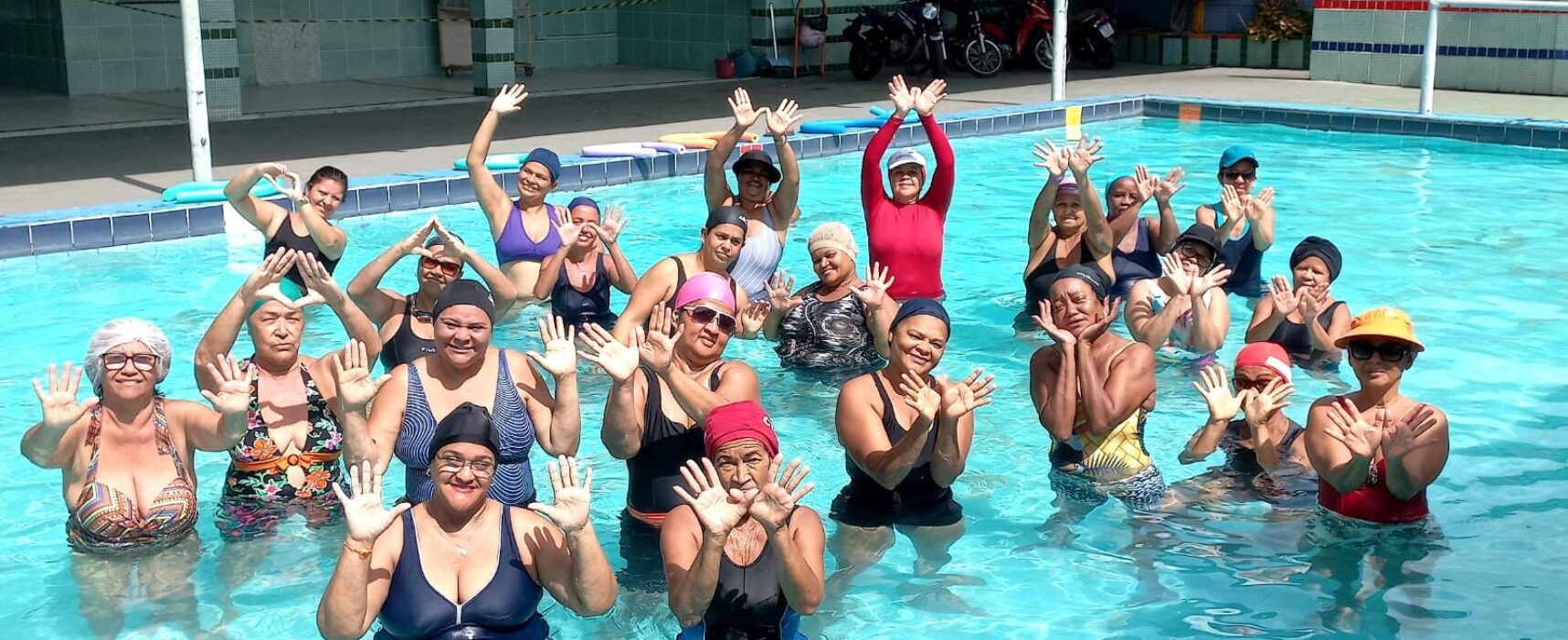 No Dia da Conscientização à Fibromialgia  alunas do projeto aquático têm aula especial
