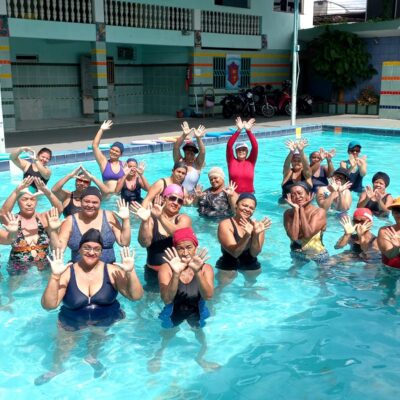 No Dia da Conscientização à Fibromialgia  alunas do projeto aquático têm aula especial