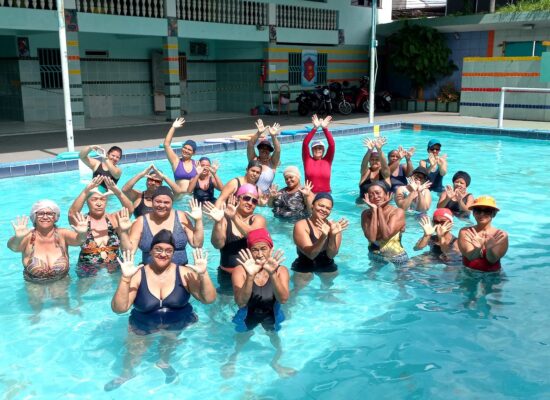 No Dia da Conscientização à Fibromialgia  alunas do projeto aquático têm aula especial