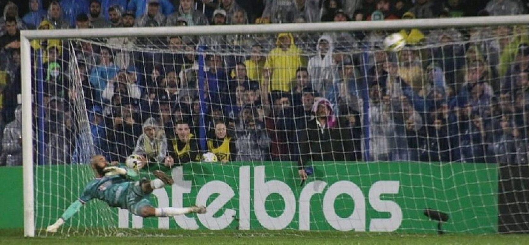 Nos pênaltis, Bahia elimina Azuriz e avança de fase na Copa do Brasil