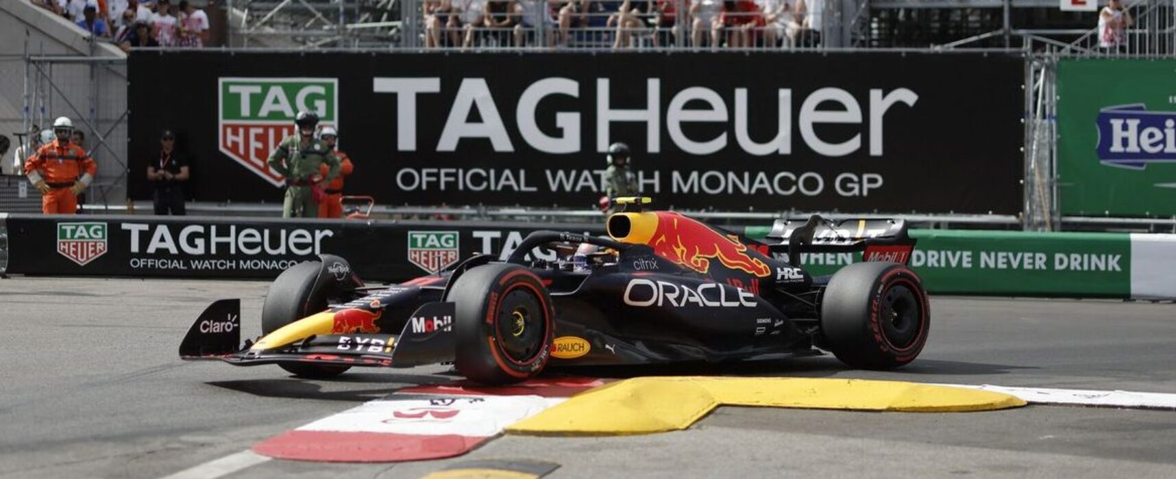 Perez vence GP de Mônaco marcado por atraso e emoção na reta final