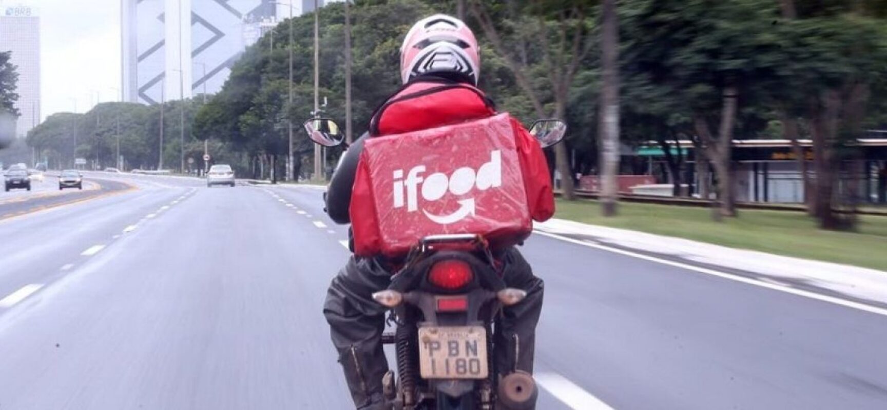 Por segurança, sindicato de entregadores pede que iFood substitua mochilas por baús