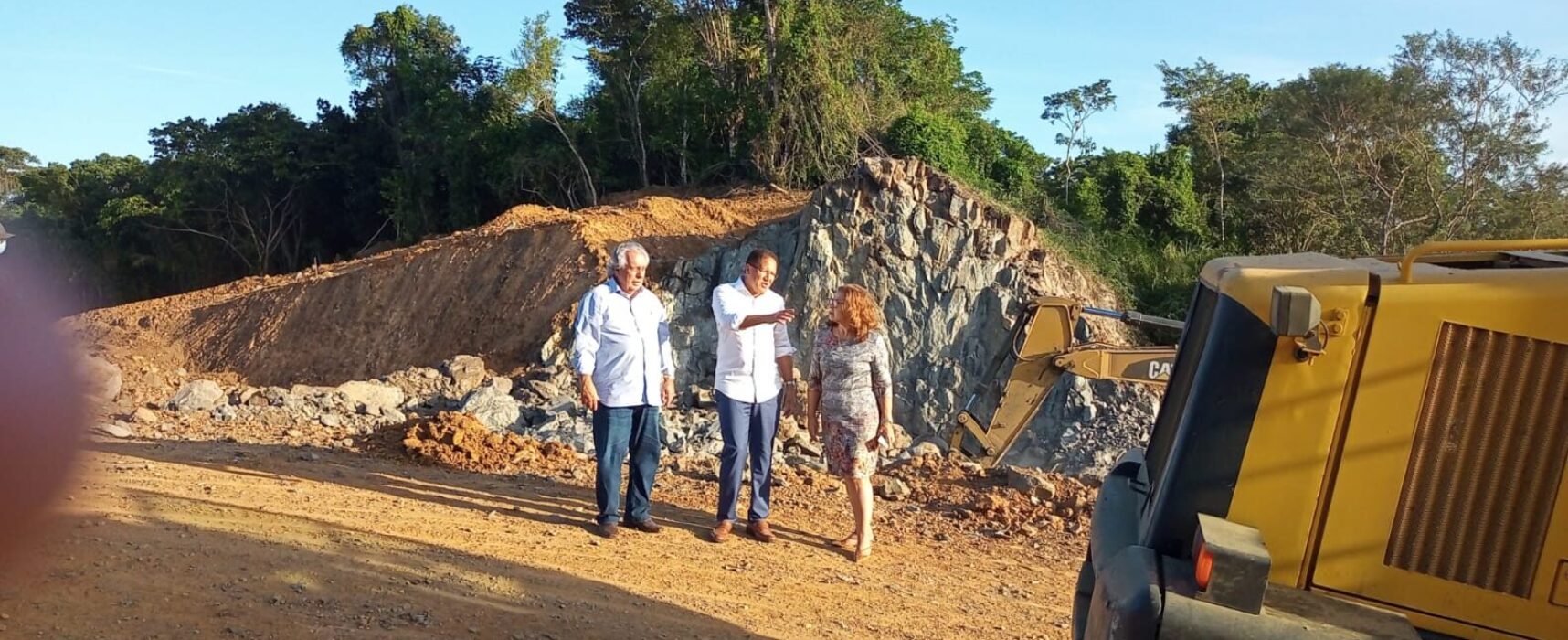 Prefeito Augusto Castro e o deputado Paulo Magalhães visitam obras de implantação da BA-649